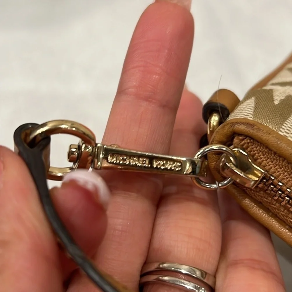 🔥Michael Kors Beige Monogram Wristlet🔥